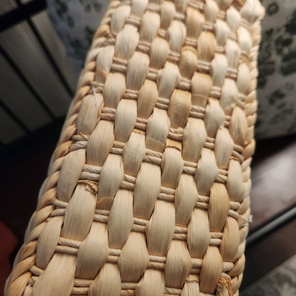 Stylish Woven Handbag with Floral Accents - Picture 5 of 6